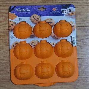 Trudeau Pumpkin Structured Silicone 9c Muffin Pan